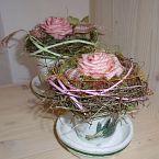 suchá dekorace s umělou růží