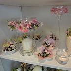 drobná  trvanlivá aranžmá z růžových kvítků