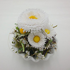 drobné jarní aranžmá z umělých sedmikrásek