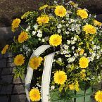 vypichovaná smuteční kytice z gerber