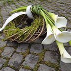 smuteční kytice z bílých kal