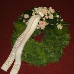 smuteční věnec s přízdobou z růží