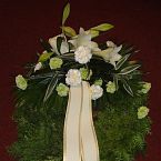 smuteční věnec s přízdobou z lilií