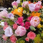 jarní kytice z tulipánů a růží