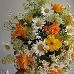 letní kytice z růží a kopretin